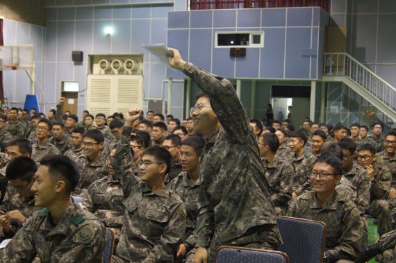 김응교 교수의 강연이 끝나자 장병들이 자신의 소감을 밝히고, 질문을 하기 위해 손을 들고 있다. 사진=문형철 기자