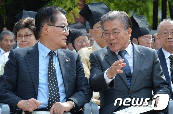 문재인 대통령(오른쪽)과 박지원 국가정보원장 후보자. 뉴스1