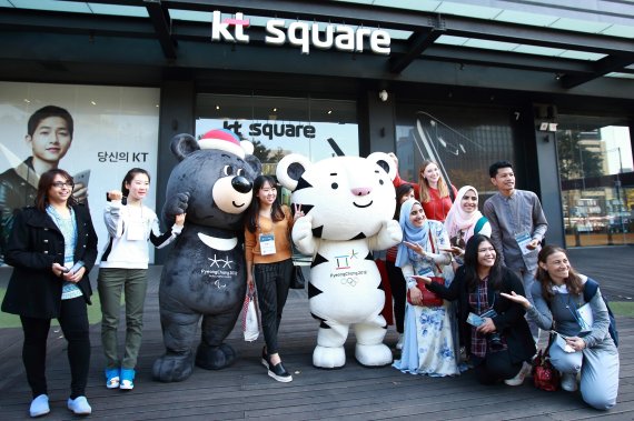 2018 평창 동계올림픽대회 및 동계패럴림픽대회 조직위원회가 24일부터 한 달 동안 대회 공식 마스코트 ‘수호랑’과 ‘반다비’ 조형물과 포토존을 서울 광화문 올레스퀘어에 설치해 전시·운영한다.