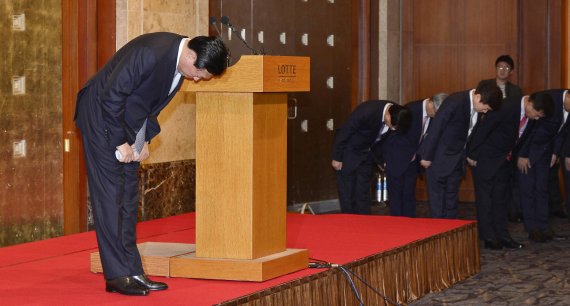 신동빈 롯데그룹 회장이 25일 서울 을지로 롯데호텔에서 열린 기자회견에서 경영혁신방안 발표를 마친 후 계열사 대표들과 함께 인사하고 있다. 사진=서동일 기자