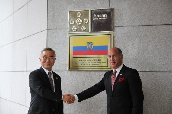 지난 27일 해운대 노보텔 앰배서더 부산에서 열린 주항 에콰도르 부산주재 명예영사관 현판제막식에서 오스카에레라 주한 에콰도르 대사와 강용 부산주재 명예영사(왼쪽)가 악수를 나누고 있다.