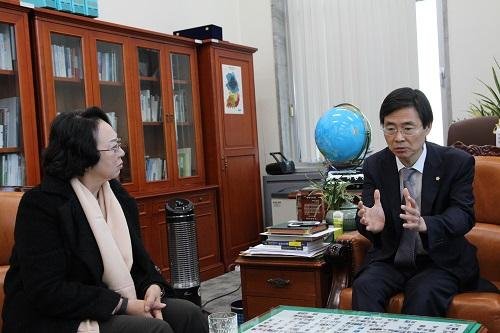 1일 박경실 서비스산업총연합회장(왼쪽)이 국회에서 조경태 기획재정위원장을 만나 서비스산업발전기본법 통과를 요청하고 있다.