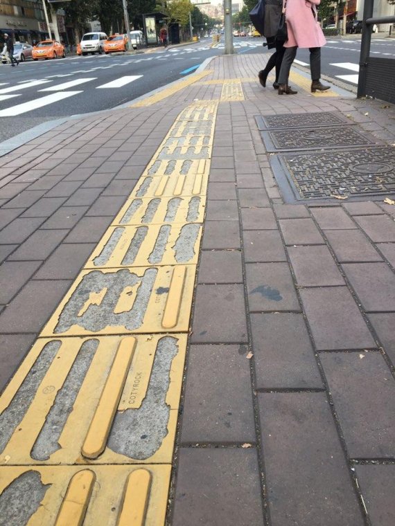 2일 서울 마포구 마포경찰서 앞 중앙버스차로 정류장에 시각장애인들의 편의를 위해 제작된 점자 보도블럭이 파손된 상태로 방치돼 있다.
