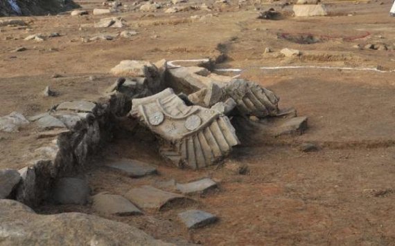 동승방지 남측기단 치미 노출상태