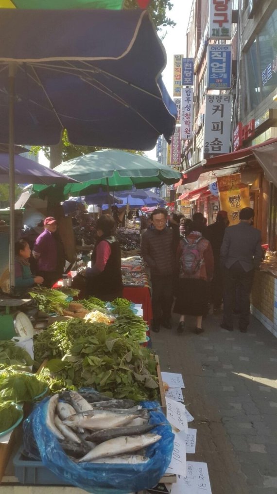 서울 지하철 청량리역부터 제기역까지 수백명의 노점상이 장사를 하고 있다. 주변 상인들은 노점이 시장 환경을 저해하고 수익에도 피해를 준다며 시민들을 대상으로 노점 퇴출 서명을 받기로 했다. 사진=김규태 기자