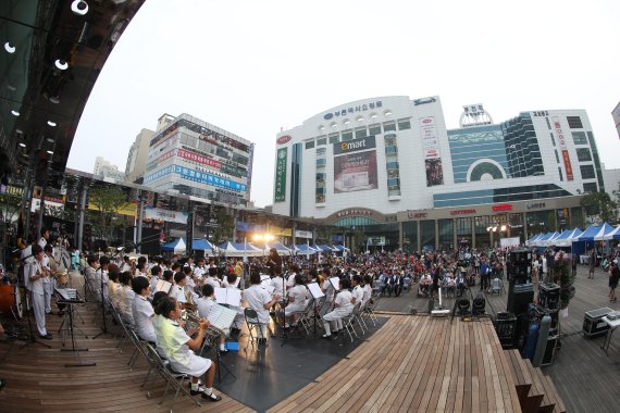 장애인 문화예술축제가 열리고 있는 부천역.
