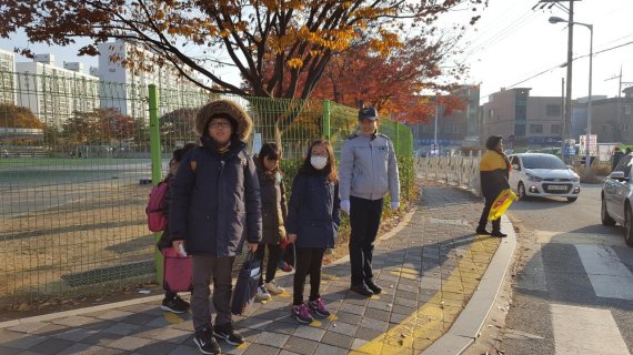 경기남부경찰청이 학교 앞 어린이 교통사고 예방위해 추진하고 있는 '노란 발자국'