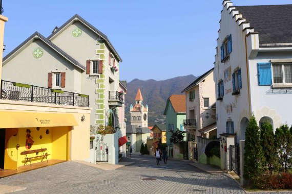유럽풍 건축물이 늘어선 경기 가평 '스위스 마을'에선 유승호 주연의 드라마 '리멤버-아들의 전쟁' 마지막 장면이 촬영됐다.
