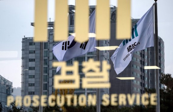 檢, 법조 브로커에 명의 빌려주고 의뢰인 돈 꿀꺽..부장판사 출신 변호사 구속