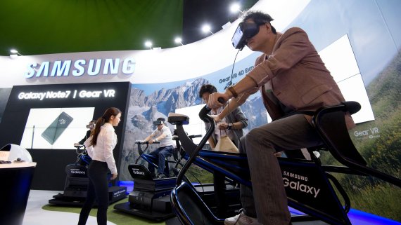 지난 10월 서울 누리꿈스퀘어에서 열린 대규모 VR 전시회 '코리아 VR 페스티벌 2016'에서 관람객들이 삼성전자의 VR을 체험하고 있다. 사진=박범준 기자