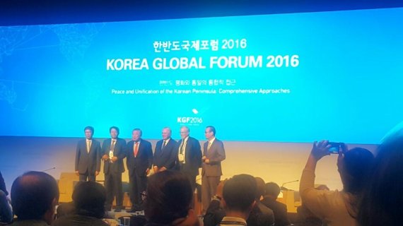 14일 문정인 연세대 특임교수(왼쪽 세번째)를 비롯한 참가자들이 서울 신라호텔에서 열린 '한반도국제포럼 2016'에 참석해 기념촬영을 하고 있다.