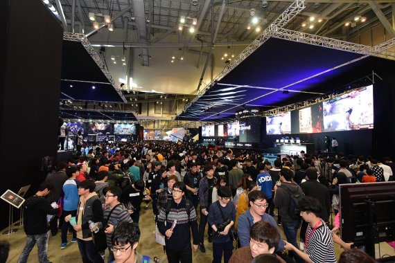 부산 벡스코에서 열린 국제게임전시회 '지스타2016'이 나흘간의 여정을 마치고 20일 폐막한 가운데 BTC관에 많은 관람객이 몰렸다.