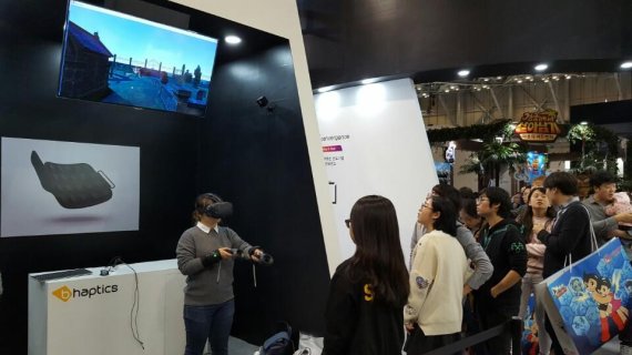 부산 벡스코에서 열린 국제게임전시회 '지스타2016'에서 VR 게임 시연부스에서 이용자들이 게임 체험을 위해 대기하고 있다.
