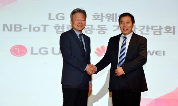 LG유플러스와 화웨이가 협대역 사물인터넷 글로벌 공동협력 선언 기자간담회를 21일 서울 LG유플러스 상암사옥에서 열어 이상민 LG유플러스 기술개발부문장 전무(왼쪽)와 주청 화웨이 셀룰러 IoT제품 라인 사장이 양사간 협력을 다짐하며 악수하고 있다./사진=서동일 기자