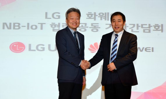 LG유플러스와 화웨이가 협대역 사물인터넷 글로벌 공동협력 선언 기자간담회를 21일 서울 LG유플러스 상암사옥에서 열었다. 이상민 LG유플러스 기술개발부문장 전무(왼쪽)와 주청 화웨이 셀룰러 IoT제품 라인 사장이 양사간 협력을 다짐하며 악수하고 있다. 사진=서동일 기자