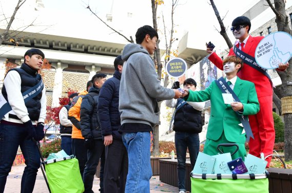 JTI 코리아, 스모킹 매너 캠페인... '배려 상징' 휴대용 재떨이 전달