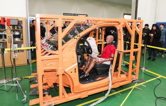 한국GM 기술연구소의 에어백 전개 테스트 실험실에서 차량 안전 테스트가 진행 중이다.