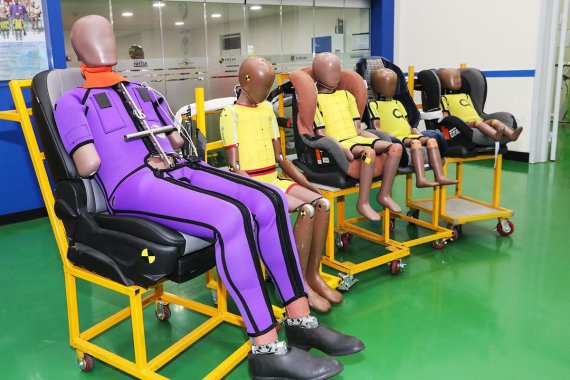 한국GM 기술연구소의 더미 웨어하우스에 마련된 인체모형 더미들