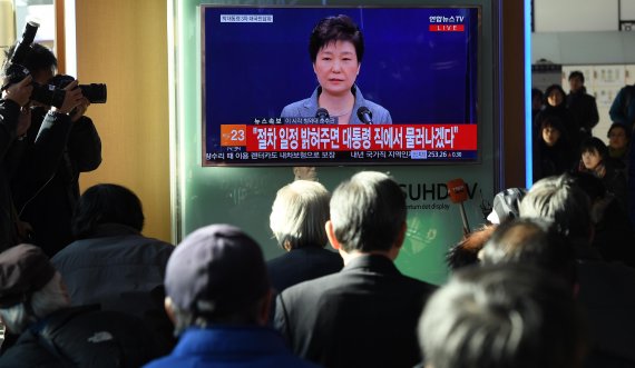 박근혜 대통령 대국민담화를 지켜보는 시민들