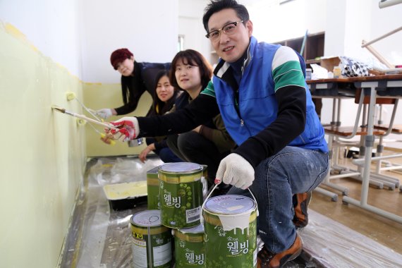 서울시 송파구 해오름 지역아동센터에서 자원봉사자들이 아이들 공부방 벽면을 KCC가 기부한 친환경 페인트 'KCC 숲'으로 칠하고 있다.