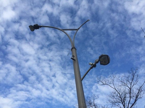 센텀시티를 중심으로 부산 해운대가 '스마트시티'로 변화하고 있다. 올해 해운대 일대에 시범운영되고 있는 10가지 스마트시티 서비스 중 하나인 스마트 가로등(아래쪽 사진)과 벡스코 주차장에 설치된 스마트 파킹.