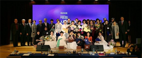 지난 3일 서울 도곡동 재능교육 극장에서 열린 2016 전국시낭송경연대회 성인부 참가자들의 기념촬영을 하고 있다.