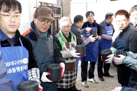 조병옥 공단 부이사장(왼쪽에서 세번째)을 비롯한 자원봉사자들이 저소득층에게 전달할 연탄을 나르고 있다