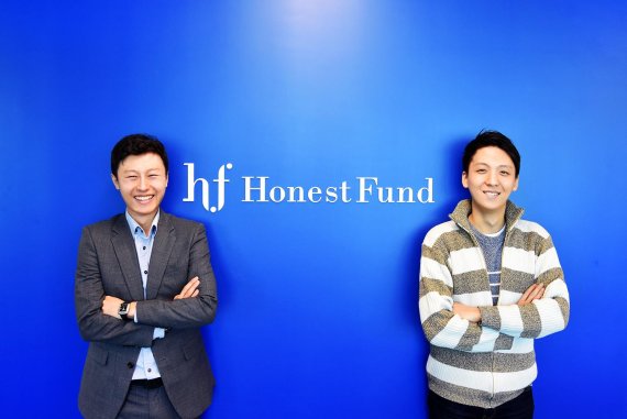 서울 63빌딩에 소재한 어니스트펀드 본사에서 KB인베스트먼트 박덕규 팀장(왼쪽)과 서상훈 어니스트펀드 대표가 포즈를 취하고 있다.