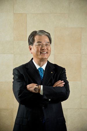 권혁운 회장, 장학재단에 140억 사재출연