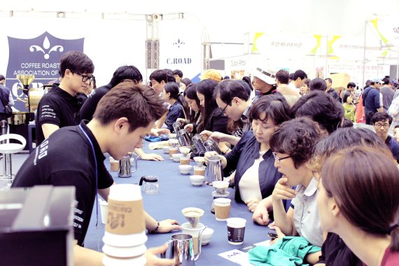 '대구커피&카페박람회'를 찾은 관객들이 커피를 직접 내려보면서 커피 향기에 취하고 있다.