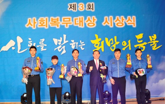 박창명 병무청장(오른쪽 세번째)이 7일 사회복무요원 대상 수상자들과 기념촬영을 하고 있다. /사진=병무청