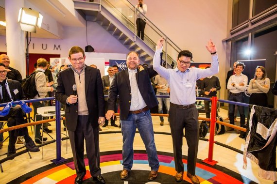 이동환 종로의료기 기술책임자(CTO. 오른쪽)가 지난달 필립스 본사에서 열린 '필립스 헬스케어 이노베이션 챌린지' 결선에 오른 뒤 환호하고 있다.