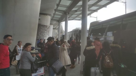 13일 오전 인천 공항로 인천공항에서 빠져나온 태국인들이 관광버스에 탑승하고 있다. 이날 이미 수십명의 태국인들은 관광객 위장해 입국한 뒤 무리를 이탈, 관광버스에 탑승하지 않고 콜밴을 이용해 인천공항을 빠져나갔다.