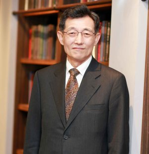 [인터뷰] 김용담 전 대법관 "법조인 스스로 직업적 소명의식 가져야"