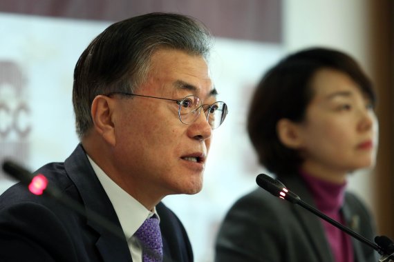 더불어민주당 문재인 전 대표가 15일 서울 프레스센터에서 열린 외신기자클럽 기자간담회에서 기자들의 질문에 답하고 있다.