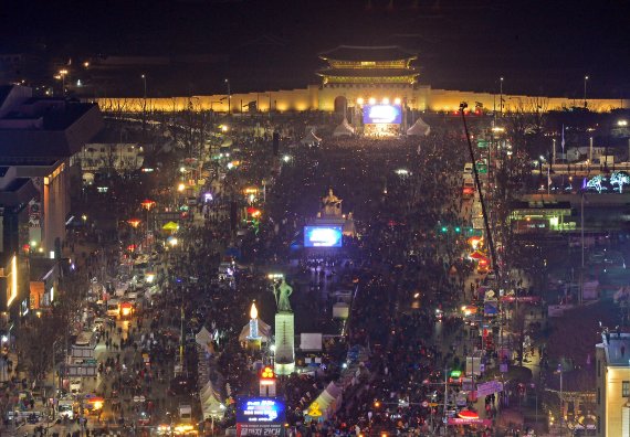 지난 2016년 12월 24일 오후 광화문 광장에서 박근혜 대통령 퇴진 촉구 촛불집회가 열린 모습. /사진=서동일 기자
