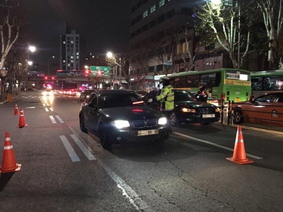 지난 23일 밤 11시 서울 영등포 로터리 인근에서 영등포경찰서 교통안전센터 소속 경찰관이 운전자들을 상대로 음주운전 단속을 하고 있다.