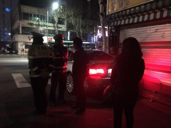 지난 23일 밤 11시 서울 영등포 로터리 인근에서 진행된 음주운전 단속 현장에서 영등포경찰서 교통안전센터 소속 경찰관이 운전자를 상대로 음주단속에 응할 것을 요청하고 있다.