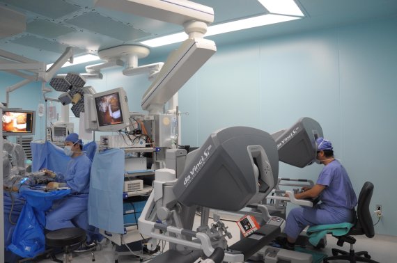 서성일 삼성서울병원 비뇨기과 교수(오른쪽)가 신장암 로봇 부분절제술을 집도하고 있다.