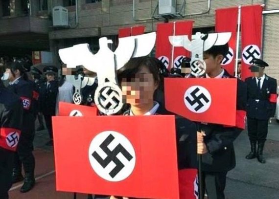 대만 고교 행사 무개념 '나치 행렬'에 비난 폭주.. 교사가 히틀러 분장
