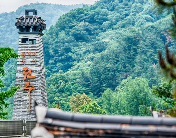 전주와 남원을 잇는 국도 17호선 도로에 설치된 조형물 주경(위)과 야경(아래). 이 조형물은 한옥가옥의 연돌을 형상화했다.