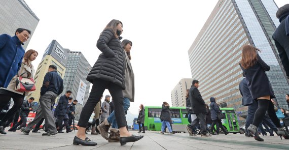 오늘 일교차 크고 미세먼지 농도 다소 높아요[출근길날씨]