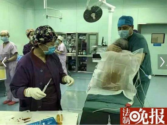 수술 중 겁에 질린 102세 노인 한 품에 안은 의사.. 감동