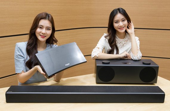 삼성전자 모델들이 사운드바, 무선오디오, UHD 블루레이 플레이어 신제품 3종을 소개하고 있다.