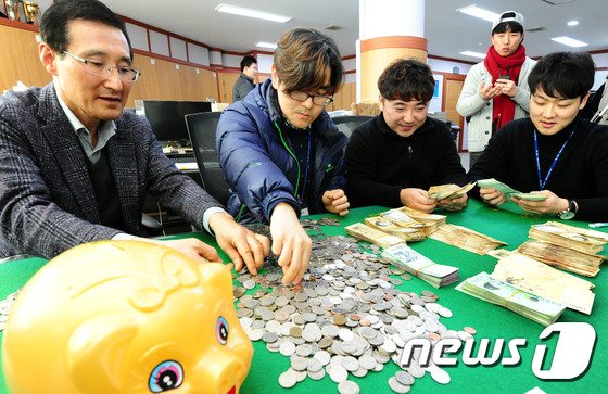 전북 전주시 노송동주민센터에서 직원들이 '얼굴없는 천사'가 놓고 간 성금을 세고 있다./사진=뉴스1