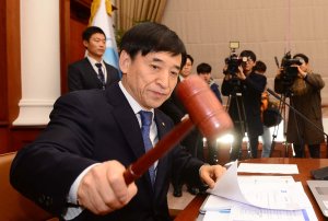 지난 15일 금융통화위원회에서 의사봉을 두드리고 있는 이주열 한국은행 총재.