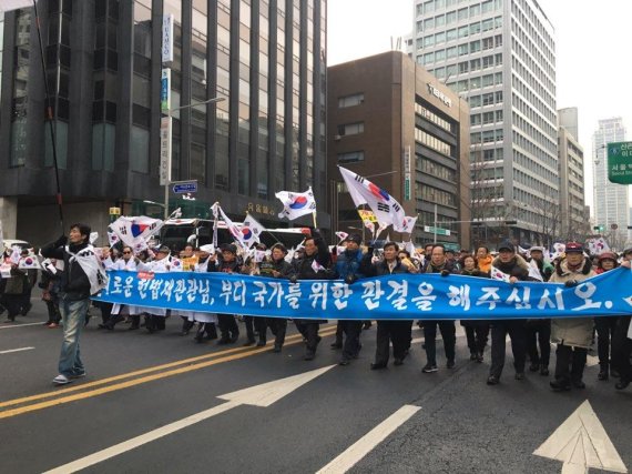 보수단체, 대한문서 대규모 '태극기 집회'..."탄핵기각"