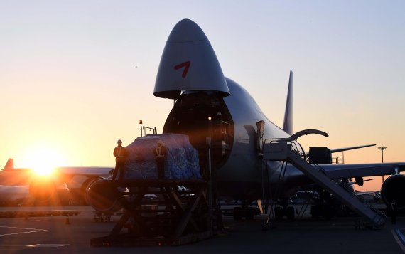 아시아나항공은 새해 첫 출국 화물기인 OZ987편(보잉 747)이 약 65t의 화물을 싣고 인천국제공항 화물터미널에서 중국 상하이 푸동 공항으로 출발했다고 1일 밝혔다. 아시아나항공 직원들이 화물을 탑재하고 있다.
