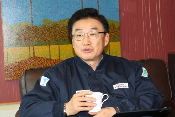 박명구 금호전기 대표이사 회장이 경기도 오산 본사에서 회사의 비전에 대해 설명하고 있다.