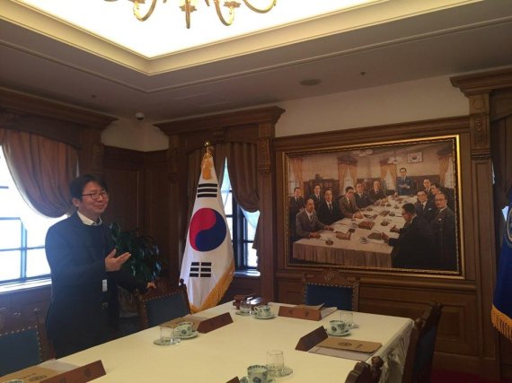 심원보 한국은행 화폐박물관 반장이 화폐박물관 옛 금융통화위원회 회의실에서 1950년 6월 5일 최초의 금통위원회 회의 장면을 그대로 담은 기록화 등 회의실 소품들에 대해 설명하고 있다.